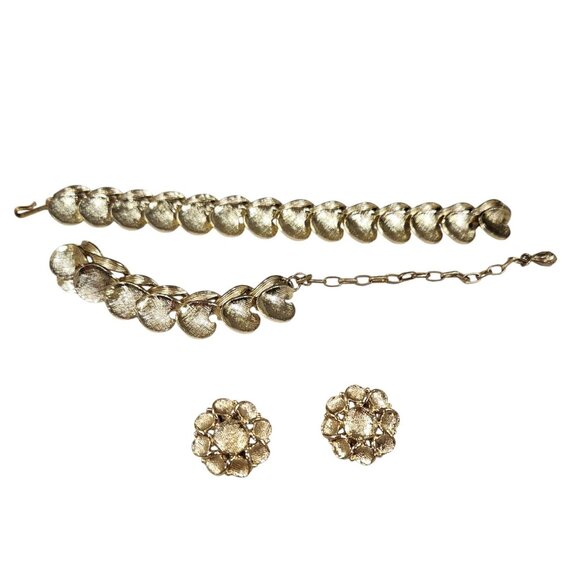 Vintage Gold-Tone Necklace & Clip-On Earrings Set Necklace has DAMAGE - Picture 3 of 13